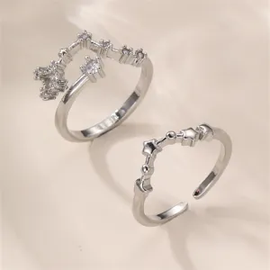 Nahaufnahme des silberfarbenen Sternbild- und Sternen-Ring-Sets mit funkelnden Kristallen.
