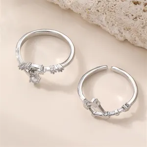 Detailaufnahme silberfarbener offener Sternbild-Ring, stilvolles und einzigartiges Design.