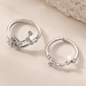 Detailansicht von silbernen Sternbild Offenen Ringen mit zarten Zirkonia Steinakzenten.