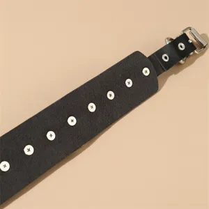 Nahaufnahme Detail des schwarzen Leder-Punk-Chokers mit Metallnieten und Schnallenbeschlag.