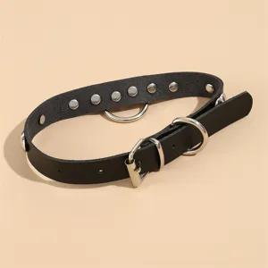 Nahaufnahme des schwarzen Lederhalsbands mit Nieten, Metallschallen und D-Ringen im Gothic Stil.