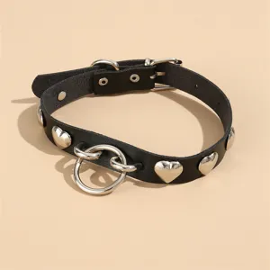Schwarzes Leder-Choker-Halsband Detailansicht mit Herznieten und Metallringen.