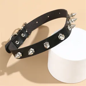 Detailansicht der schwarzen Leder Halskette mit Nieten, Punk Gothic Style Nietenhalsband.