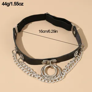 Zwarte lederen dijbeenketting detail met dubbele O-ringen en gelaagde metalen kettingen.