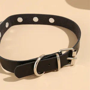 Detailaufnahme des schwarzen Leder-Punk-Chokers mit silbernen Nieten und Metallschnalle.