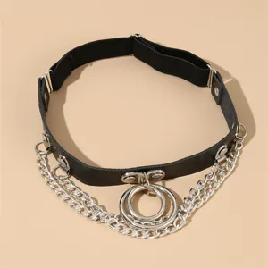 Close-up detail van punk gothic zwart lederen kousenband met zilveren metalen kettingen.