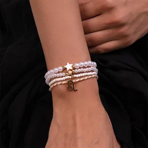 Detailaufnahme des mehrschichtigen Sternzeichen-Perlenarmbands mit Stern-Anhänger.