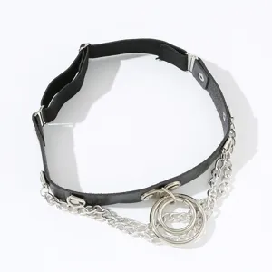 Zwarte lederen dijbeenketting punk jarretelgordel met zilveren kettingen en dubbele ring.