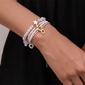 Nahaufnahme Detail des mehrschichtigen Perlenarmbands mit Sternzeichen Stier Anhänger.