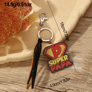Detailaufnahme eines Super Papa Holzanhänger Schlüsselanhängers mit Quaste und Metall.