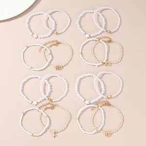 Detailansicht des Sternzeichen-Perlenarmband-Sets mit eleganten weißen Perlen und Charms.