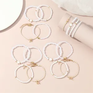 Nahaufnahme Detail des stilvollen Sternzeichen Perlen Armband Set minimalistisch chic.