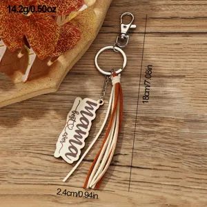 Holzschlüsselanhänger mit Lederquasten und graviertem Design, stilvolles Accessoire.