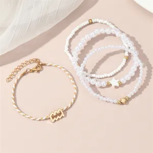 Detailaufnahme des mehrschichtigen Sternzeichen- und Perlenarmband-Sets für Frauen.