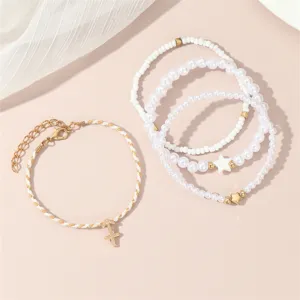 Detailansicht des mehrschichtigen Perlenarmband-Sets mit Sternzeichen-Anhänger und Perlen.