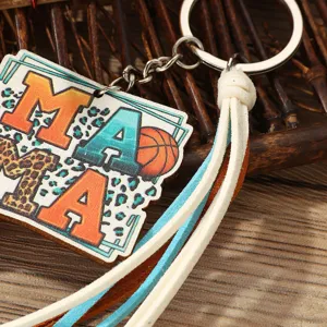 Holz MAMA Schlüsselanhänger mit Basketball Motiv und bunten Quasten für Mütter heute.