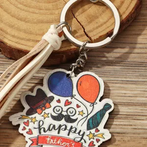Detailaufnahme eines Vatertags-Holzschlüsselanhängers mit Luftballon- und Schnurrbartmotiven.