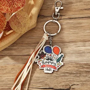 Detailaufnahme eines Vatertags Holzschlüsselanhängers mit Lederquaste und Metallring.