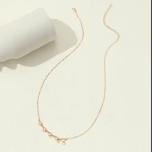 Gold heart waist chain detail, delicate body jewelry accessory for women summer daily look.