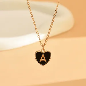 Goldfarbene Kette mit schwarzem Emaile-Herz-Anhänger und dem Buchstaben A Detail.