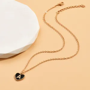 Elegante goldfarbene Kette mit einem schwarzen emaillierten Herz Anhänger und Buchstabe A.