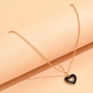 Elegante Roségold Halskette mit schickem schwarz emaillierten Herzanhänger für Damen.