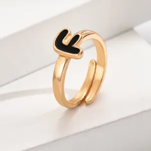 Modischer verstellbarer goldfarbener Initialen Ring mit schwarzem Emaille-Schmuck.