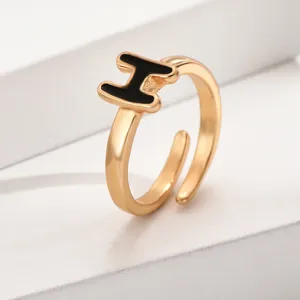 Verstellbarer goldener Offener Ring mit schickem schwarzem H-Buchstaben für Damen Mode.