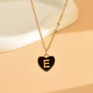 Vergoldete Damen Halskette mit schwarzem Emaille Herz Anhänger und dem Buchstabe E.