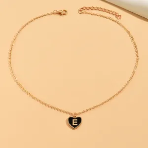 Goldfarbene Kette mit schwarzem Emaille-Herz-Anhänger und Buchstabe E Detailansicht