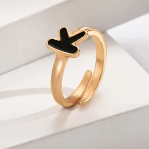 Nahaufnahme des stilvollen vergoldeten offenen Rings mit schickem schwarzem Buchstaben K.