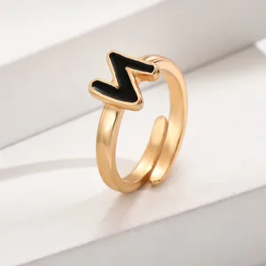 Vergoldeter verstellbarer Ring mit einem eleganten schwarzen Emaille-Buchstaben für Damen.