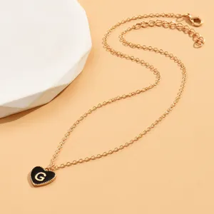 Goldfarbene Kette mit schwarzem Tropföl Herz Buchstabe G Anhänger, schick minimalistischer Schmuck.