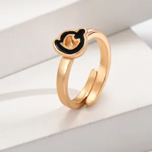 Verstellbarer Ring in Goldoptik mit einem süßen schwarzen Bären-Charm für Damen und Mädchen.