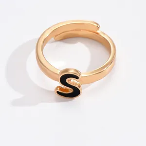 Eleganter verstellbarer Initialen S Ring in Gold, stilvolles Modeschmuck Detail für Damen.