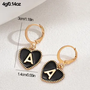Französische Nischen-Luxus-Creolen in Gold mit elegantem schwarzen Herzanhänger und Buchstabe A.