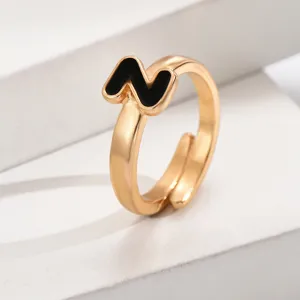 Verstellbarer vergoldeter Buchstabenring mit schwarzer Emaille, moderner Modeschmuck Damen.