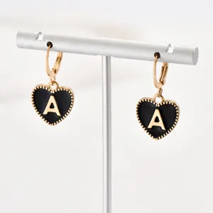 Goldene Herz-Creolen mit Buchstabe A Anhänger, schicke schwarze Emaille Mode Schmuck für Frauen.