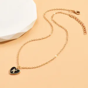 Goldfarbene Kette mit schwarzem Emaille Herz Anhänger Buchstabe K Detailansicht Schmuck