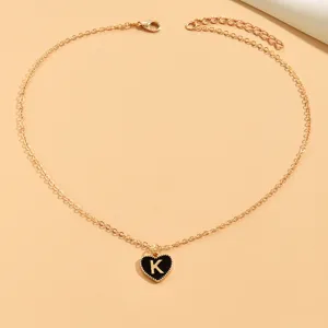 Goldfarbene Kette mit schwarzem Emaile-Herz-Buchstaben-K-Anhänger, schicker Damenschmuck.