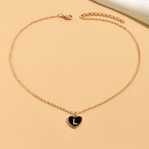 Goldfarbene Kette mit einem schwarzen Herzanhänger und Buchstaben L Anhänger für Damen.