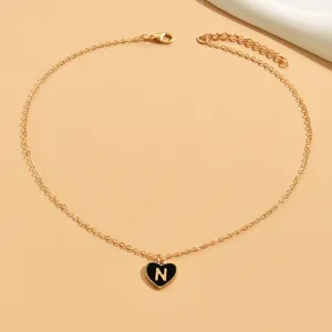 Detailansicht Goldkette mit schwarzem Herz Anhänger Buchstabe N schickes Schmuckstück