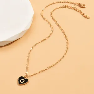 Elegante goldene Kette mit einem stilvollen schwarzen Emaile Herzanhänger und Buchstabe O.