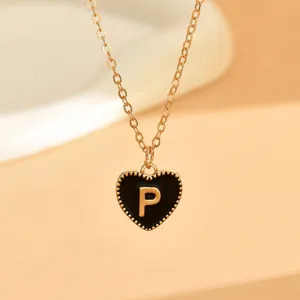 Goldfarbene Kette mit schwarzem Emaile-Herz-Anhänger und dem Buchstaben P für Damen.