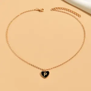 Nahaufnahme der goldenen Kette mit einem schicken schwarzen Öltropfen-Herz-Buchstaben-P-Anhänger.