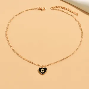 Goldfarbene Kette mit schwarzem Emaile-Herz-Anhänger und Buchstabe Q eleganter Schmuck