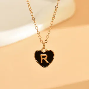 Exquisite Goldkette mit einem schwarz emaillierten Herzanhänger und dem Buchstaben R.