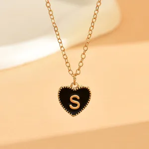 Nahaufnahme Detail des schwarzen Emaileherz Anhängers mit Buchstabe S Goldkette.