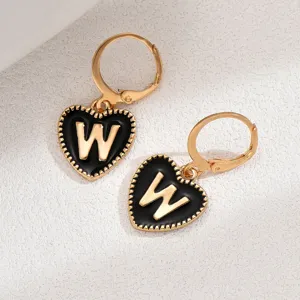 Goldene Creolen mit schwarzem Emaille-Herzanhänger und Buchstabe W Anhänger Schmuck