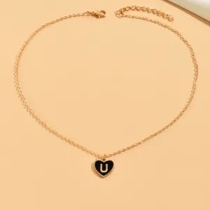Goldfarbene Kette mit schwarzem Herzanhänger und Buchstaben U Detail für Damen.
